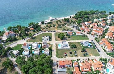 Land for sale in the first row to the sea near Pula, Croatia 1
