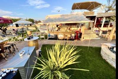 Kaffebar till salu bredvid marinan, Novigrad, Istrien 3